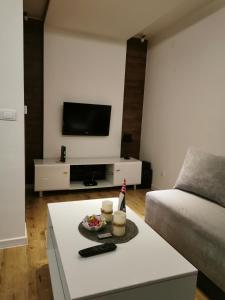 a living room with a bed and a coffee table at Apartman Hill in Mirijevo