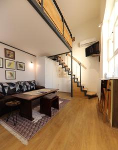 贝尔格莱德Central Ant Apartment的带沙发和桌子的客厅