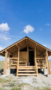 a large wooden building with a blue sky in the background at Pachingo Tatacoa Desert in Pachingo