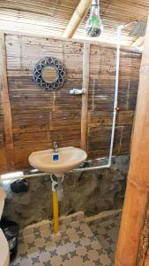 baño con lavabo en una habitación en Pachingo Tatacoa Desert, en La Victoria
