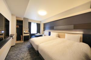 A bed or beds in a room at Keisei Richmond Hotel Tokyo Monzennakacho