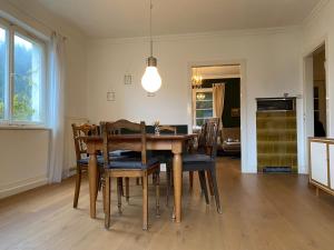Ferienhaus Waldglück في كلو: غرفة طعام مع طاولة وكراسي خشبية
