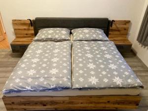 מיטה או מיטות בחדר ב-Haus Obernig