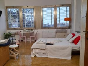 a bedroom with a bed and a table and chairs at Appartamento luminoso Crema - parcheggio gratis in Crema