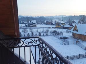 Obiekt Willa Taterniok - pokoje z widokiem na Tatry zimą