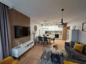sala de estar con sofá y mesa en Luksusowy Apartament Parkowa Olecko, en Olecko