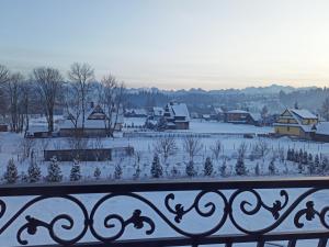 Obiekt Willa Taterniok - pokoje z widokiem na Tatry zimą