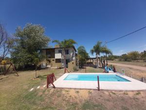 Bazén v ubytování Complejo Antares nebo v jeho okolí