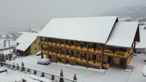 Apartamente Manó Apartmanok durante o inverno