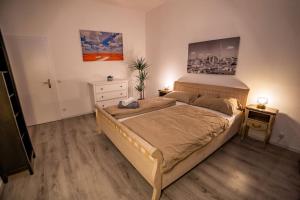 een slaapkamer met een groot bed en 2 nachtkastjes bij Gesamte Unterkunft für 4 Personen Top 3 in Wenen