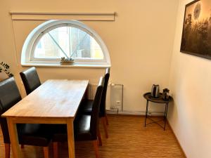 a dining room with a table and a window at Hostel Ingeri in Viljandi