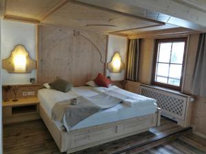 En eller flere senge i et værelse på Family-Hostel SPANNORT with common kitchen and self check-in