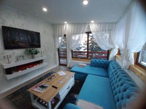 Area tempat duduk di Kalinderu luxury ski loft