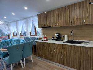 Cuisine ou kitchenette dans l'établissement Kalinderu luxury ski loft
