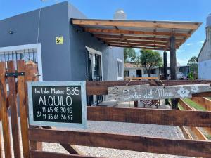 een bord op een houten bank voor een huis bij india del mar in La Estafeta +7 foto's