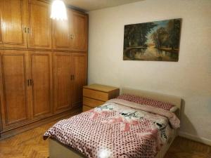 um quarto com uma cama e um quadro na parede em Jessy Charming apartment in Heliopolis em Cairo