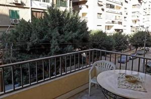 un balcón con mesa y sillas y un edificio en Jessy Charming apartment in Heliopolis en El Cairo