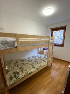 a bedroom with two bunk beds and a window at Dúplex amb altell de luxe + parking (Taüll) in Taull