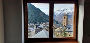 a window with a view of a mountain at Dúplex amb altell de luxe + parking (Taüll) in Taüll