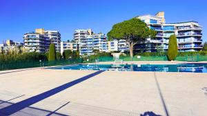 een zwembad voor sommige appartementsgebouwen bij Résidence Islette du Riou avec piscine By Palmazur in Mandelieu-la-Napoule