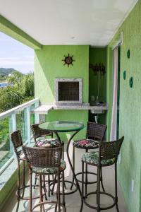 un patio con sedie, tavolo e camino di Eco Village Park a Bombinhas