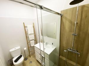 ein Bad mit einer Dusche, einem WC und einem Waschbecken in der Unterkunft El Patio 79 in Lissabon