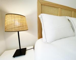 une lampe assise sur une table à côté d'un lit dans l'établissement El Patio 79, à Lisbonne