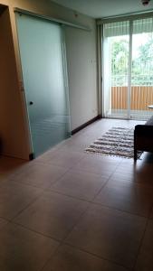 an empty room with a sliding glass door and a rug at Lovely Apartment near Costa Rica airport in Heredia
