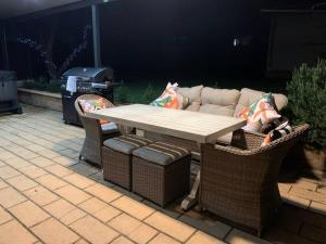 High View Manor - *NEW* 3 Bed Federation with Spa的休息区