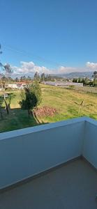 Elle comprend un balcon offrant une vue sur un champ verdoyant. dans l'établissement Hotel Alta Vista Campestre, à Tibasosa