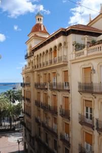 un edificio con una torre encima en Hotel Marítimo Urban, en Alicante
