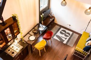 Habitación pequeña con escritorio y mesa con sillas. en Eden Studio Apartments - 2 en Ja-Ela