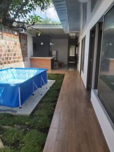 Swimming pool sa o malapit sa Casa de descanso con piscina, en venadillo