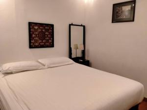 Postel nebo postele na pokoji v ubytování BTC Hua Hin Home managed by BTC Boutique Resort