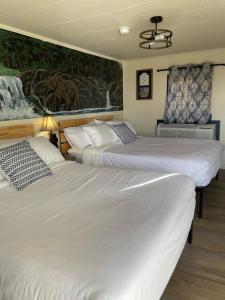 Posteľ alebo postele v izbe v ubytovaní Sacajawea Inn