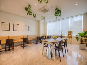 Capital O 827 Speciale Hotel tesisinde bir restoran veya yemek mekanı