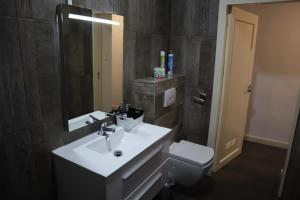 
A bathroom at Empire Apartments Su 1 Celinastraat
