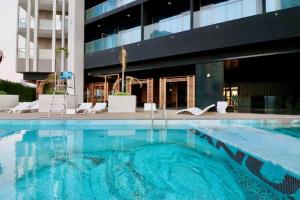 Bazén v ubytování Burj Khalifa View - High floor - Brand new Studio nebo v jeho okolí
