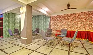 Pokój z krzesłami, stołem i ceglaną ścianą w obiekcie Itsy By Treebo - Sunrise Grand w mieście Hajdarabad