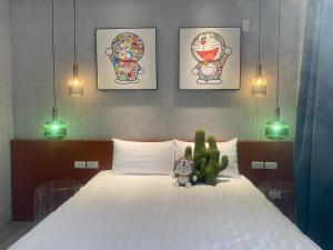 a bed with two stuffed animals sitting on top of it at Tainan Anping AP7館 囍宿館 in Tainan