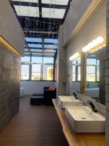 a large bathroom with two sinks and a couch at Tainan Anping AP7館 囍宿館 in Tainan