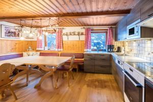 Kuchyňa alebo kuchynka v ubytovaní Großes App Chalet Bergprinzessin