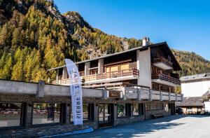 un edificio con una señal frente a una montaña en Zinal - Studio/mezzanine à 2 pas du télécabine, en Zinal