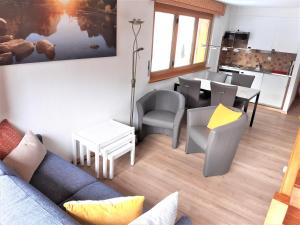 uma sala de estar com um sofá e uma mesa em Zinal - Studio/mezzanine à 2 pas du télécabine em Zinal