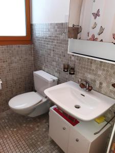 łazienka z toaletą i umywalką w obiekcie Zinal - Studio/mezzanine à 2 pas du télécabine w mieście Zinal