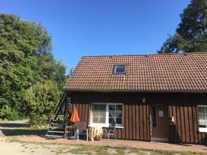 eine Blockhütte mit einer Treppe, die zu einem Fenster führt in der Unterkunft Ferienwohnung Rosi Stoppa in Burg