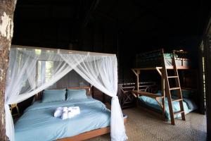 a bed in a room with two bunk beds at The Rock Lodge in Ban Nahin-Nai (1)