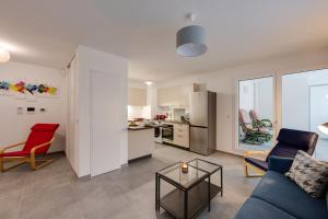 un salon avec un canapé et une table dans l'établissement Le Concert - Beautiful appartment with garage for 4 people near beach, à Annecy