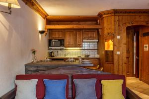 a kitchen with a table and chairs in a room at Résidence Le Cristal - Grands Montets 7 - Happy Rentals in Chamonix