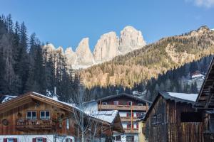 Vista generica sulle montagne o vista sulle montagne dall'interno del bed & breakfast